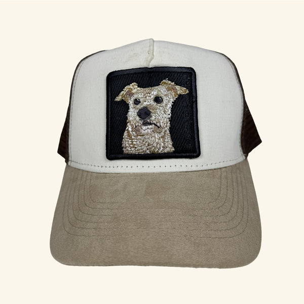 Jockey blanco con retrato de mascota bordada