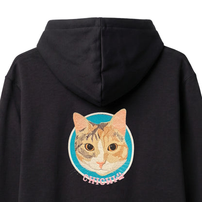 Hoodie con retrato de mascota bordado en la espalda