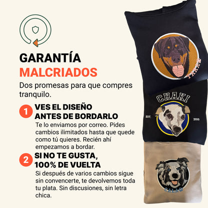 Hoodie con retrato de mascota bordado en la espalda