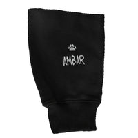 Detalle de manga de hoodie negro con un nombre bordado en color claro