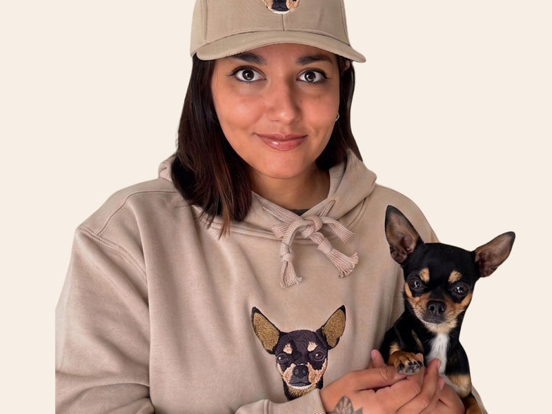 Mujer usando hoodie lila con retrato bordado de su perro