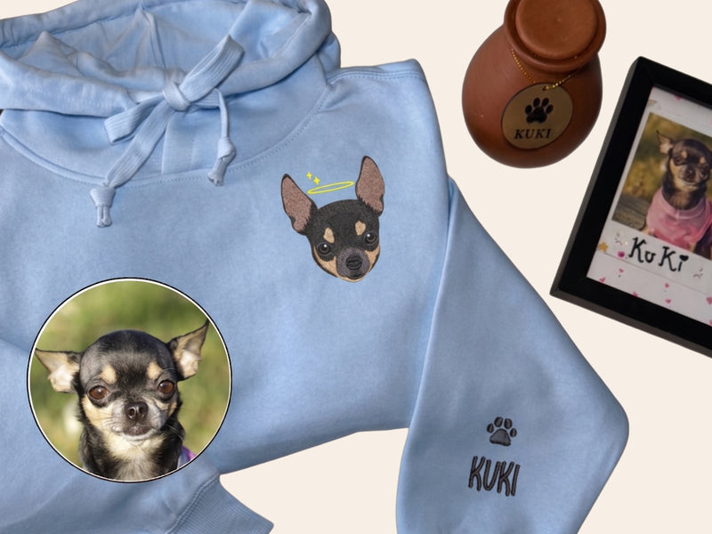 Hoodie celeste con retrato bordado de chihuahua junto a foto de la mascota