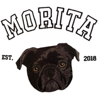 Retrato bordado de un perro con el nombre bordado con estilo college