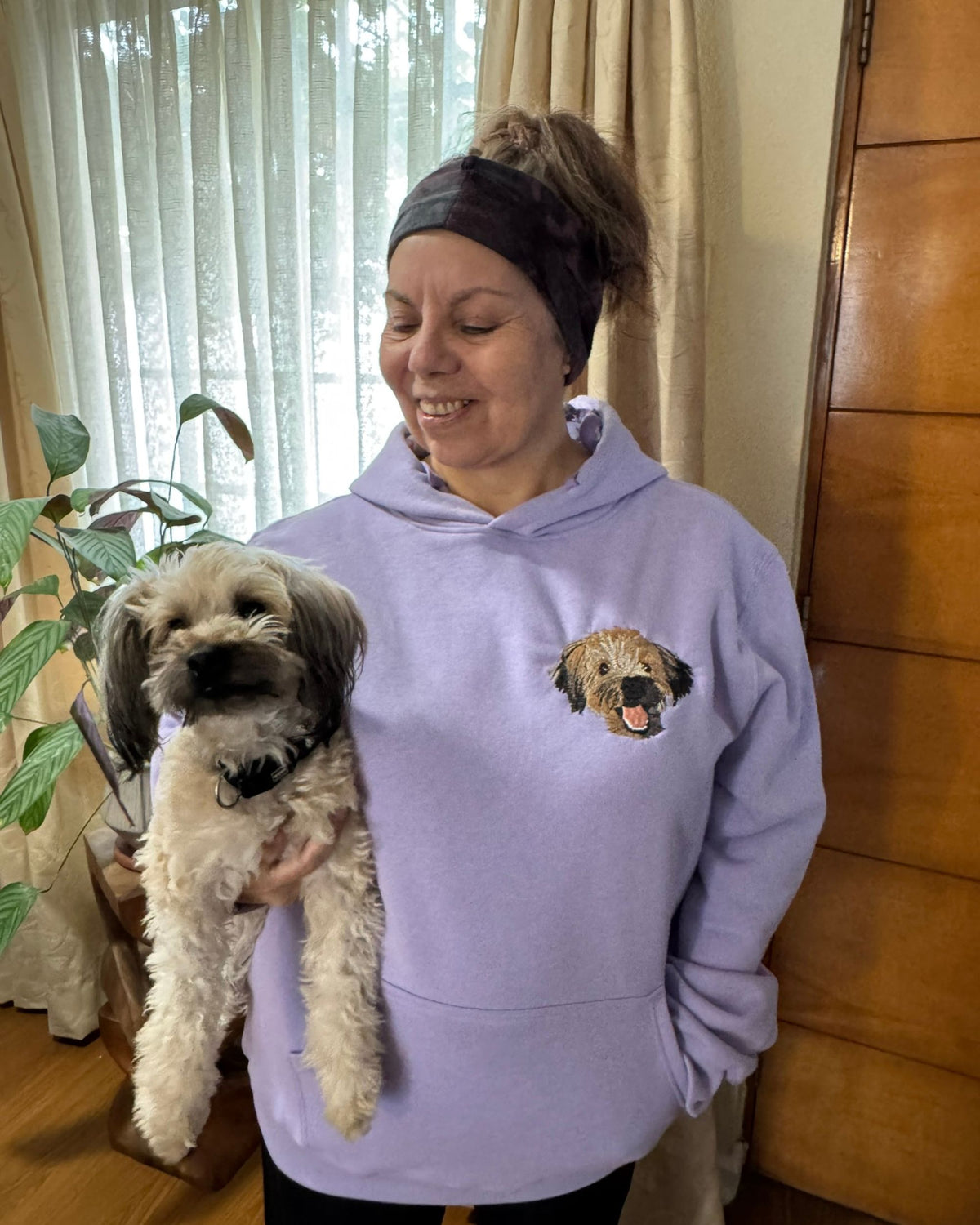 Hoodie con 1 mascota bordada