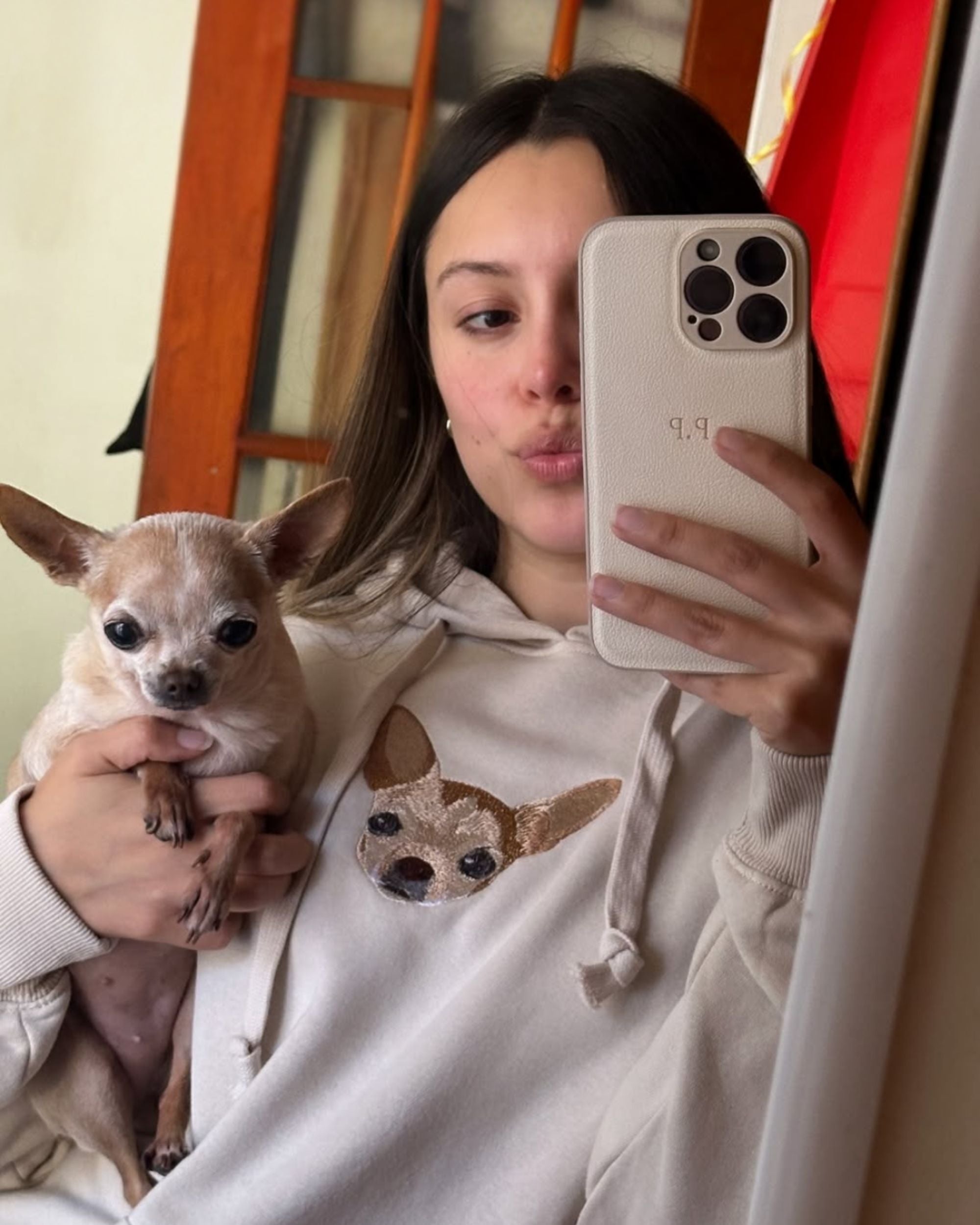 Hoodie con 1 mascota bordada