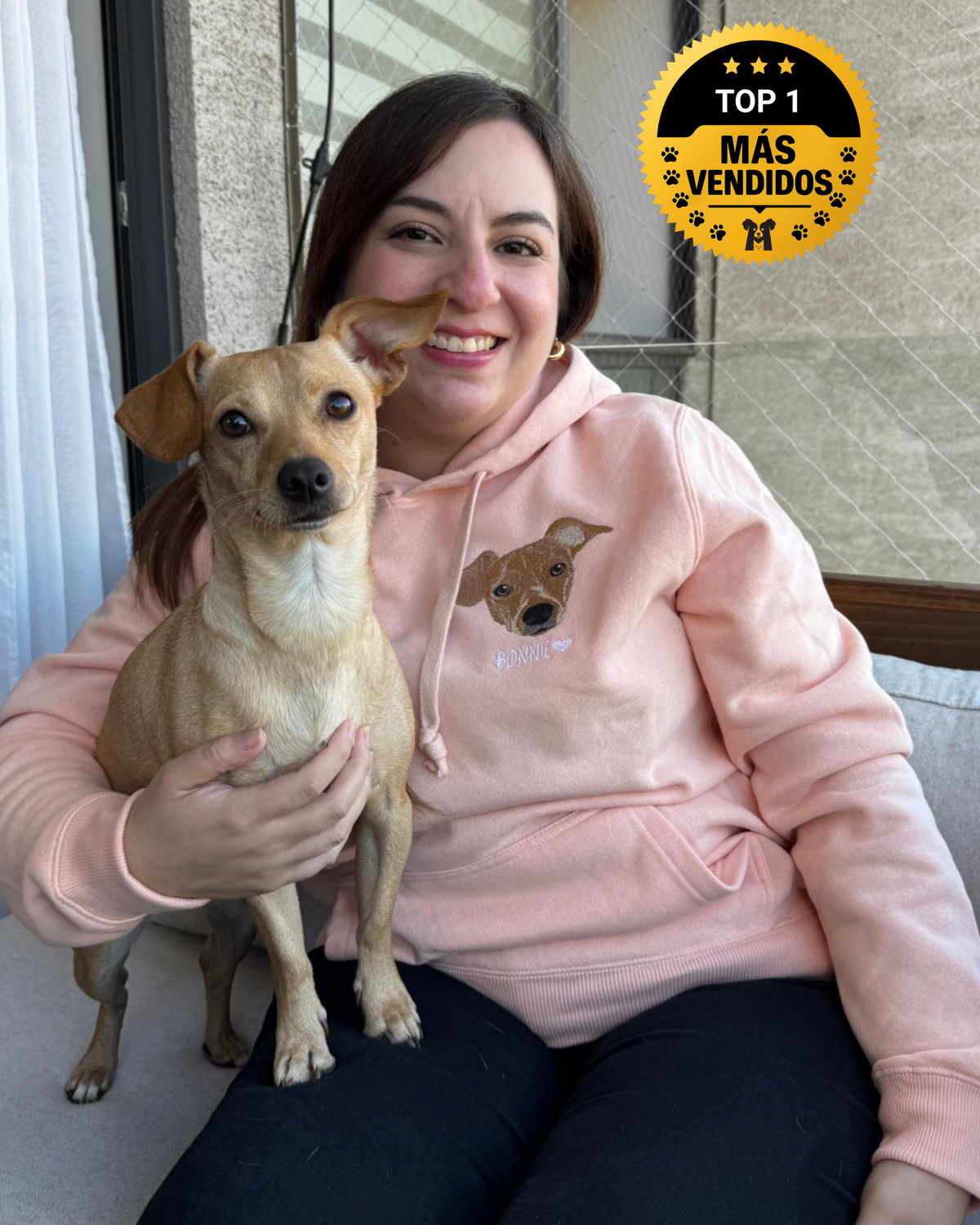 Hoodie con 1 mascota bordada