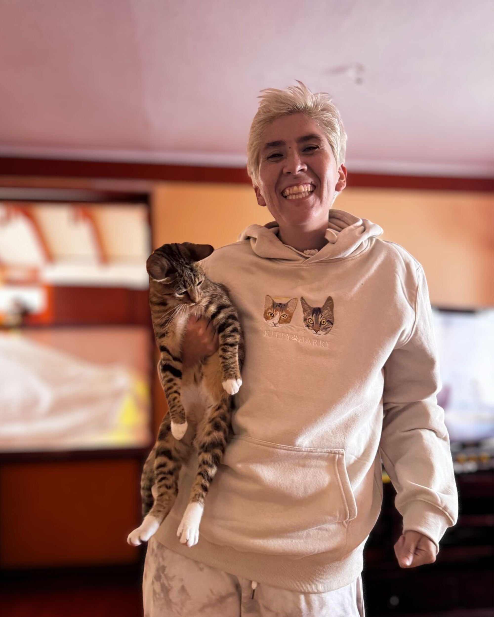 Hoodie con 1 mascota bordada