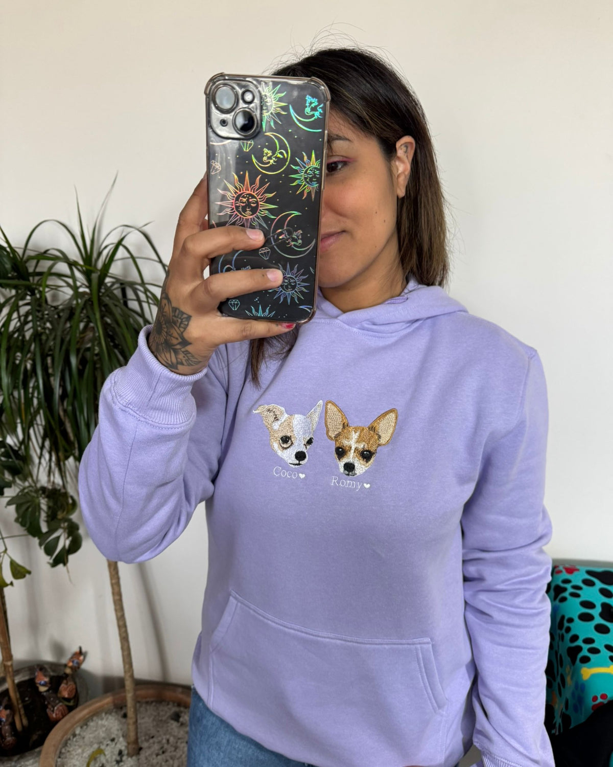 Hoodie con 2 mascotas bordadas