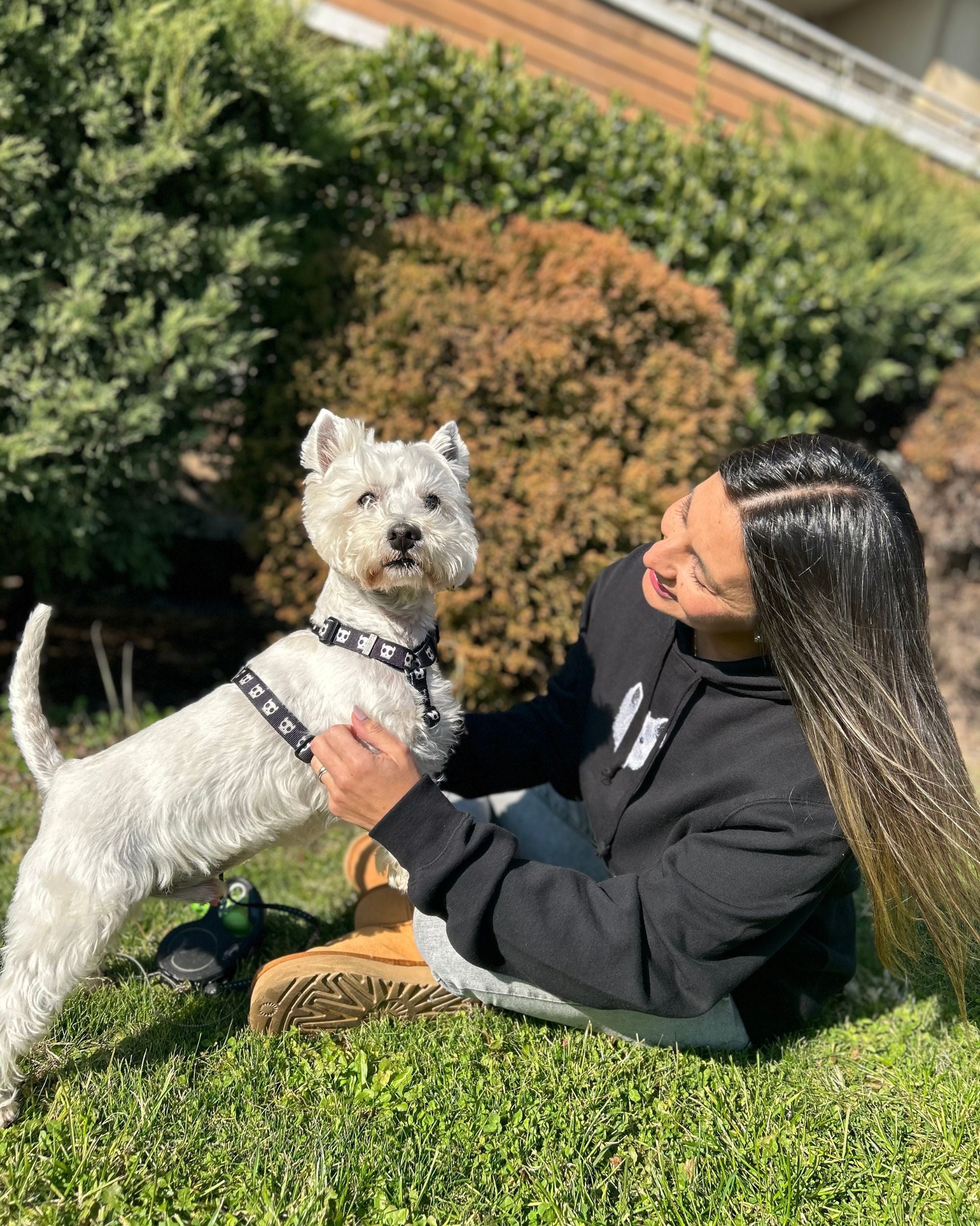 Hoodie con 1 mascota bordada