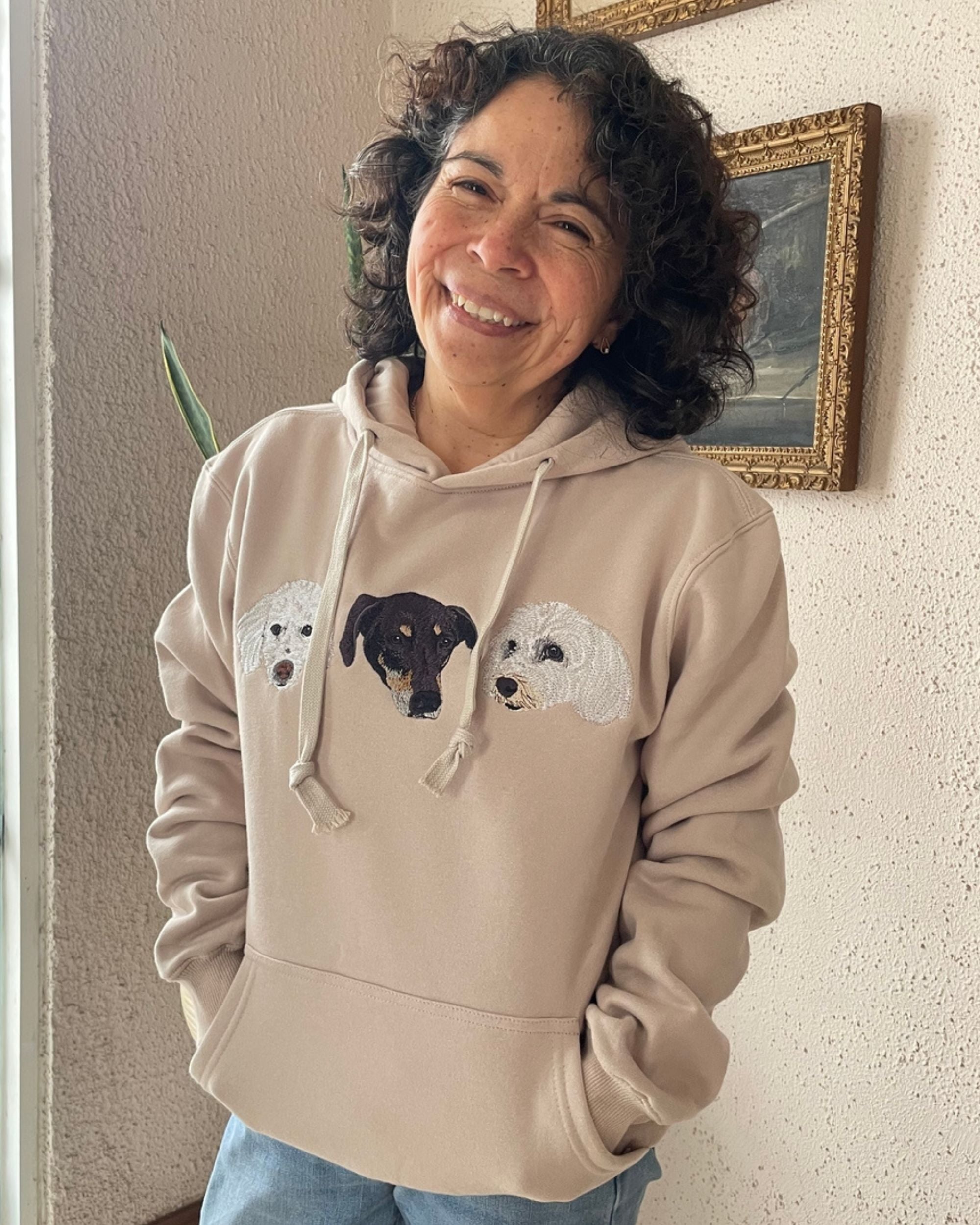 Hoodie con 3 mascotas bordadas