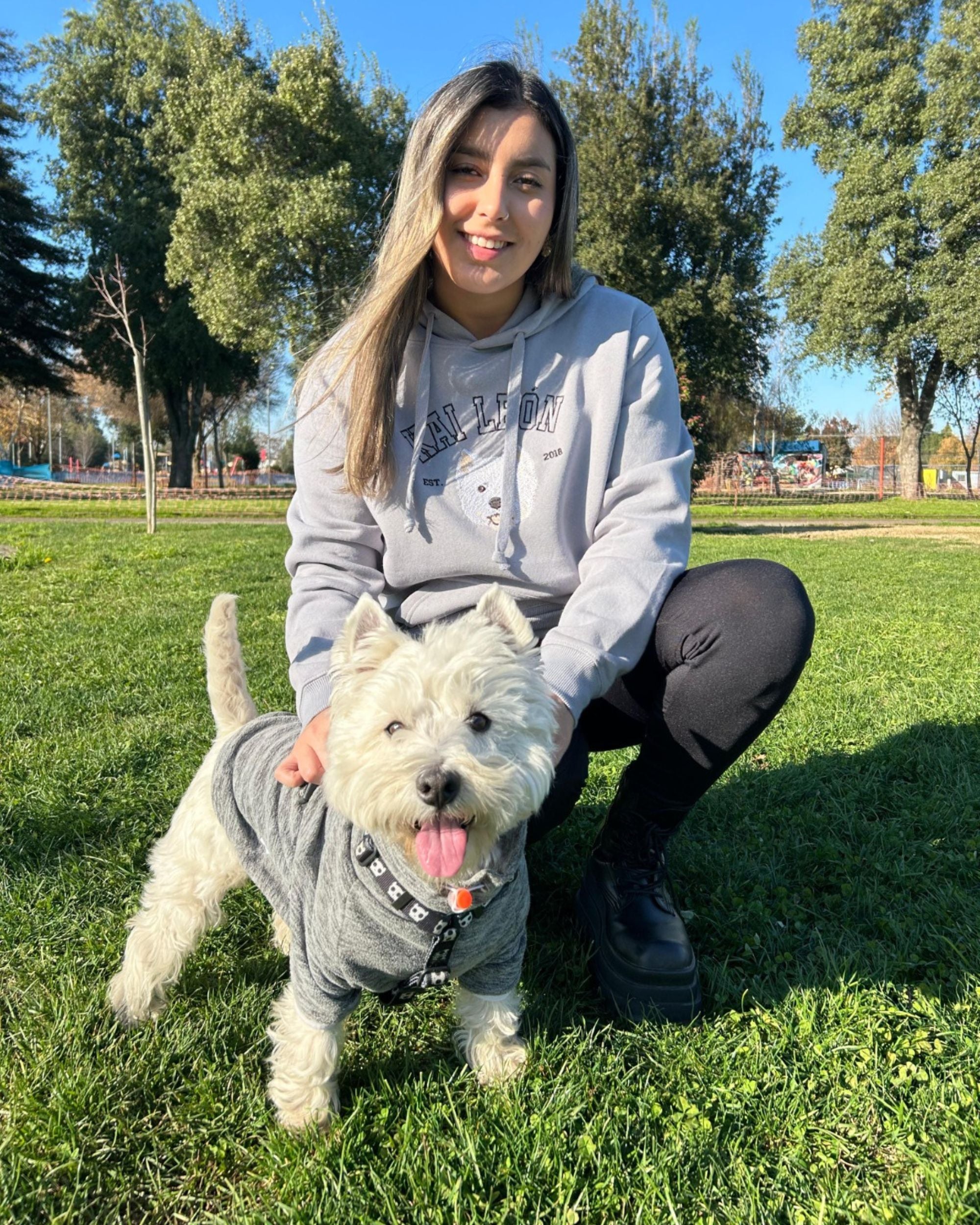 Hoodie college 2 mascotas bordadas fullcolor