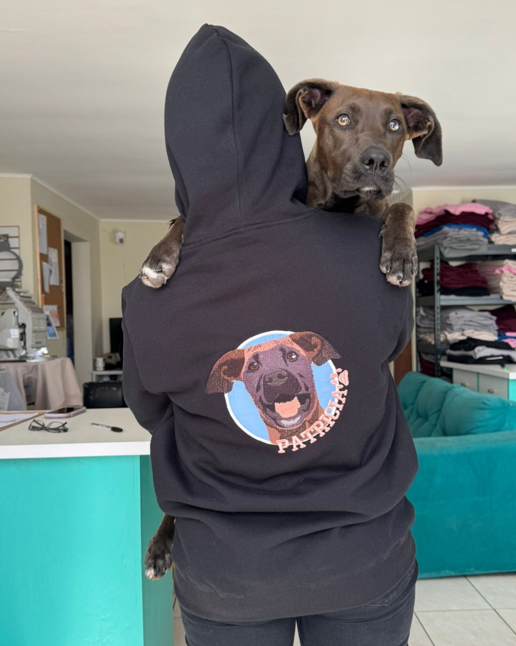 Hoodie con 1 regalón bordado fullart
