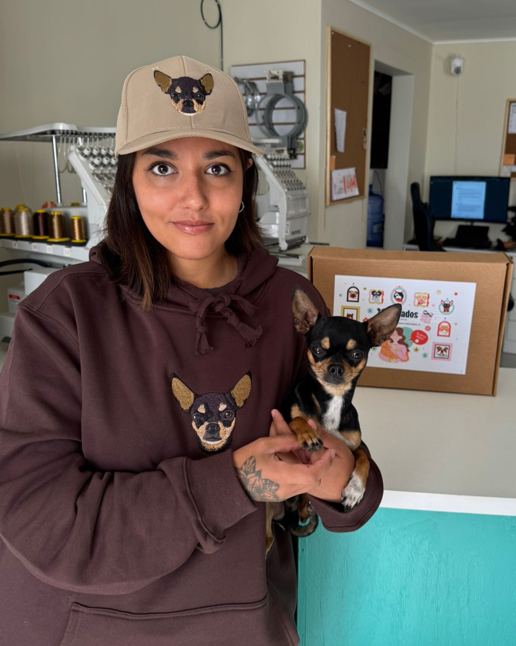 Pack de Hoodie + Jockey con 1 mascota bordada