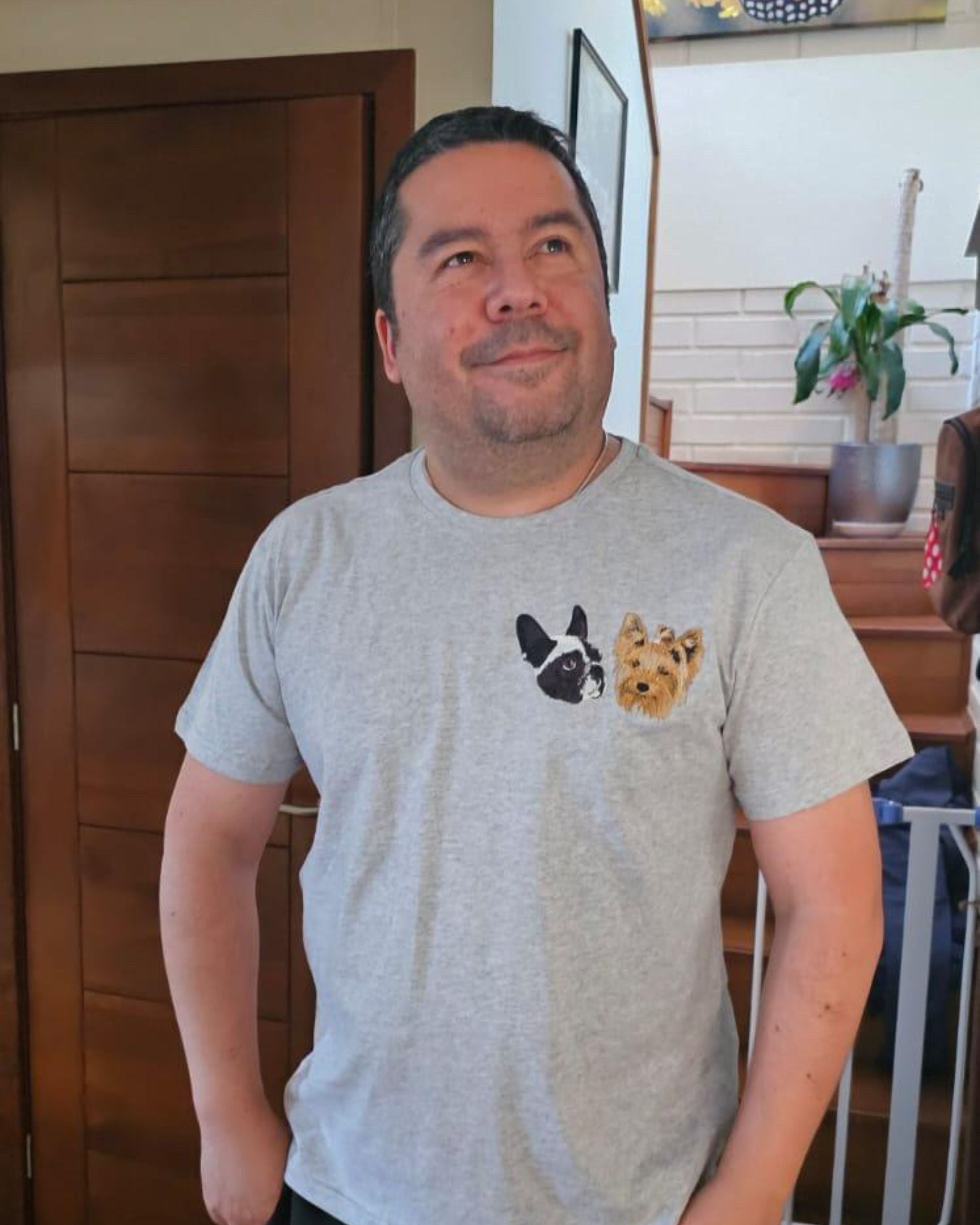 Polera con 2 mascotas bordadas